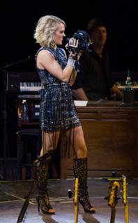 Carrie Underwood feet photo thumbnail