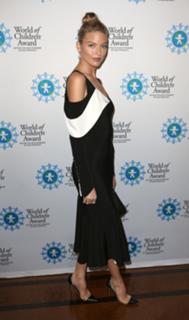 Martha Hunt feet photo thumbnail