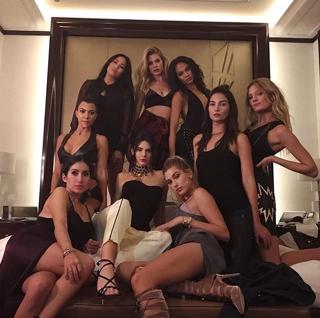 Kendall Jenner feet photo thumbnail