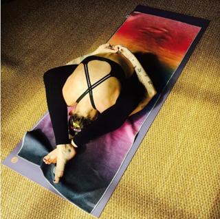 Miley Cyrus feet photo thumbnail