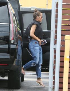 Jennifer Lopez feet photo thumbnail