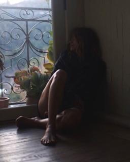 Halle Berry feet photo thumbnail