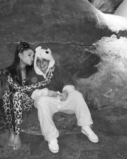 Ariana Grande feet photo thumbnail