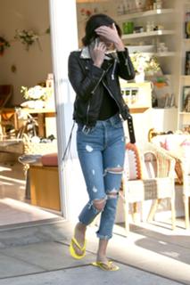 Kendall Jenner feet photo thumbnail