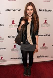 Lily Collins feet photo thumbnail