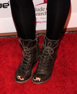 Lily Collins feet photo thumbnail