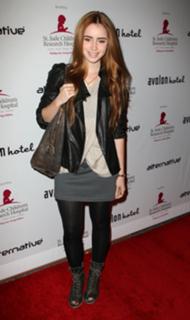 Lily Collins feet photo thumbnail