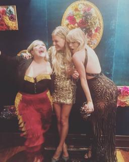 Taylor Swift feet photo thumbnail