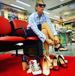 Adriane Galisteu feet photo thumbnail