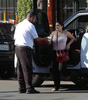 Ariel Winter feet photo thumbnail
