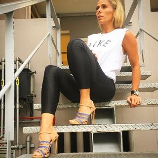 Adriane Galisteu feet photo thumbnail