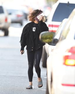 Vanessa Hudgens feet photo thumbnail