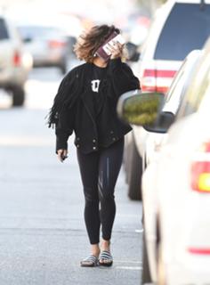 Vanessa Hudgens feet photo thumbnail