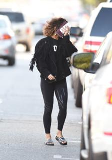 Vanessa Hudgens feet photo thumbnail