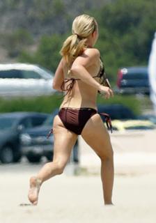 Hayden Panettiere feet photo thumbnail