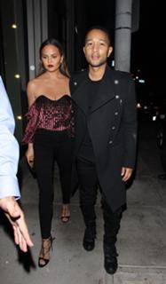 Chrissy Teigen feet photo thumbnail