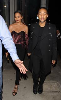 Chrissy Teigen feet photo thumbnail