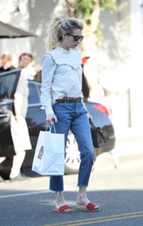 Emma Roberts feet photo thumbnail
