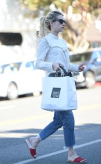 Emma Roberts feet photo thumbnail