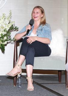 Cameron Diaz feet photo thumbnail