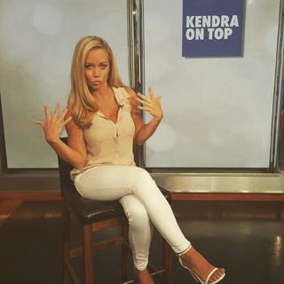 Kendra Wilkinson feet photo thumbnail