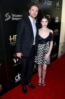 Anna Kendrick feet photo thumbnail