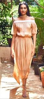 Sonam Kapoor feet photo thumbnail