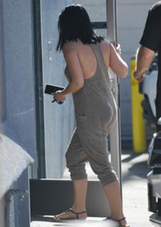 Ariel Winter feet photo thumbnail