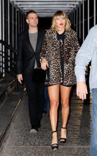 Taylor Swift feet photo thumbnail
