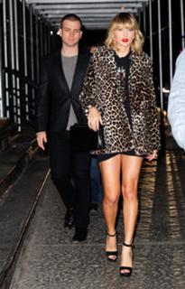 Taylor Swift feet photo thumbnail