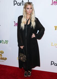 Ashlee Simpson feet photo thumbnail