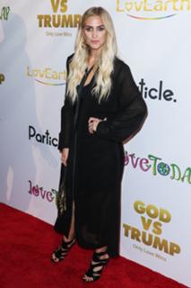 Ashlee Simpson feet photo thumbnail
