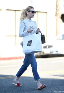 Emma Roberts feet photo thumbnail