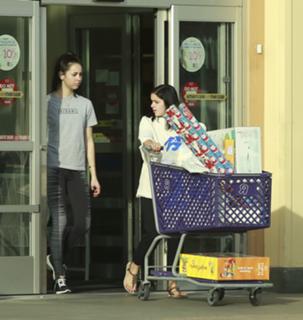 Ariel Winter feet photo thumbnail