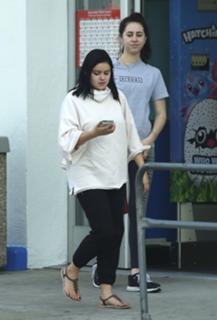 Ariel Winter feet photo thumbnail
