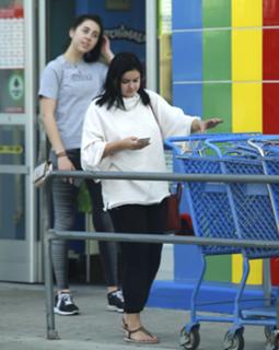 Ariel Winter feet photo thumbnail
