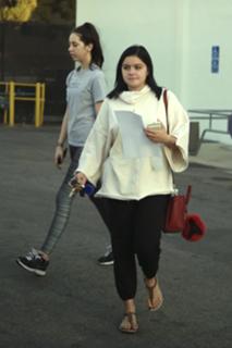 Ariel Winter feet photo thumbnail