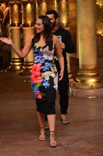 Sonakshi Sinha feet photo thumbnail