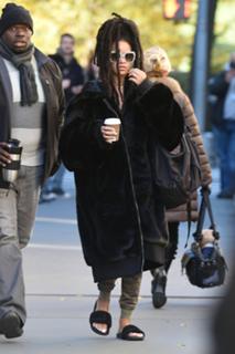 Rihanna feet photo thumbnail