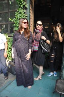 Kareena Kapoor feet photo thumbnail