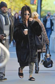 Rihanna feet photo thumbnail