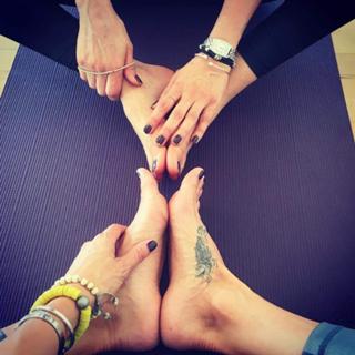 Brooke Burke feet photo thumbnail