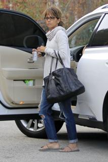 Halle Berry feet photo thumbnail
