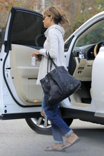 Halle Berry feet photo thumbnail