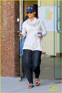 Halle Berry feet photo thumbnail