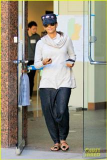 Halle Berry feet photo thumbnail