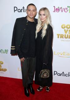 Ashlee Simpson feet photo thumbnail