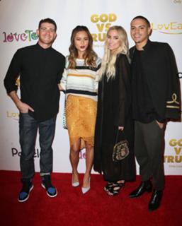 Ashlee Simpson feet photo thumbnail