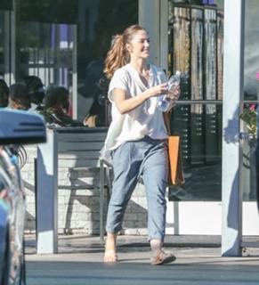 Minka Kelly feet photo thumbnail