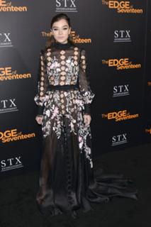 Hailee Steinfeld feet photo thumbnail